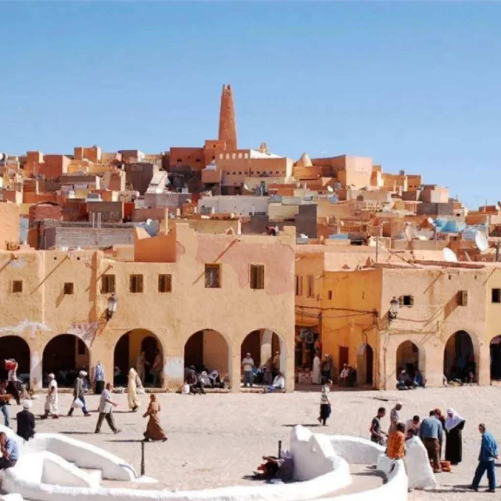 Place du marché de Ghardaïa animée, arcades ocre et minaret de la vallée du M'Zab