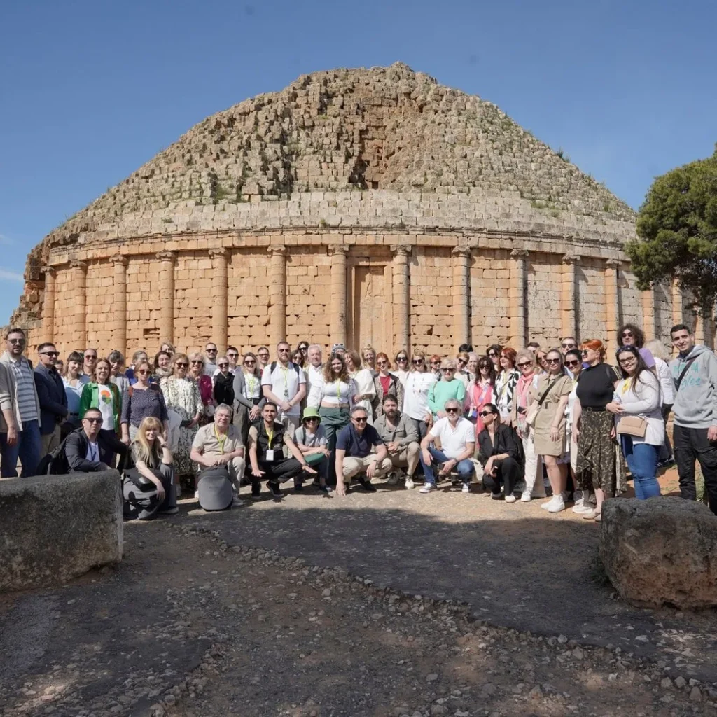 Groupe de voyageurs Icosium devant le Mausolée royal de Maurétanie (Tombeau de la Chrétienne), Tipaza