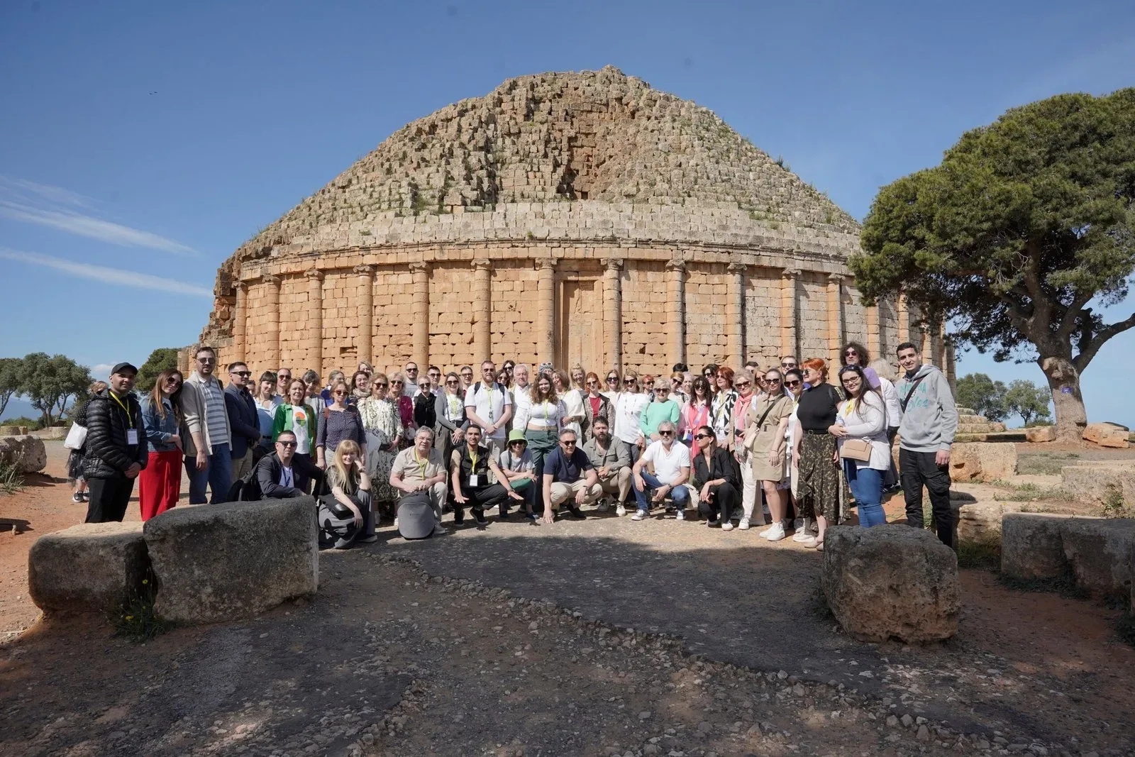Groupe de voyageurs devant le Mausolée royal de Maurétanie (Tombeau de la Chrétienne), Tipaza, Algérie