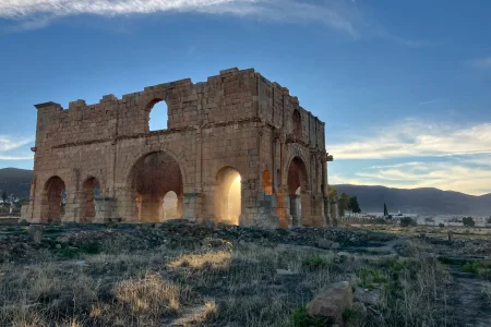 Arche romaine de Timgad au coucher du soleil, cité antique classée au patrimoine mondial de l UNESCO, Algérie