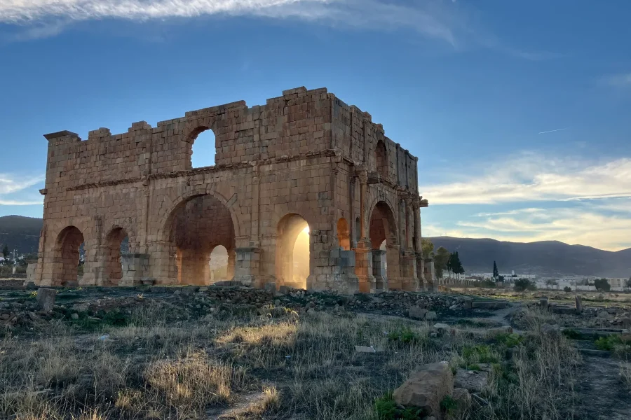 Arche romaine de Timgad au coucher du soleil, cité antique classée au patrimoine mondial de l UNESCO, Algérie