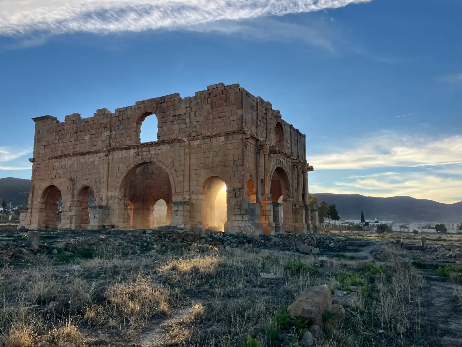 Arche romaine de Timgad au coucher du soleil, cité antique classée au patrimoine mondial de l UNESCO, Algérie
