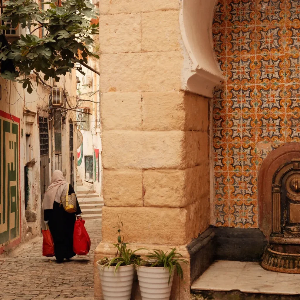 Ruelle de la Casbah d'Alger avec fontaine en zellige et porte ouvragée