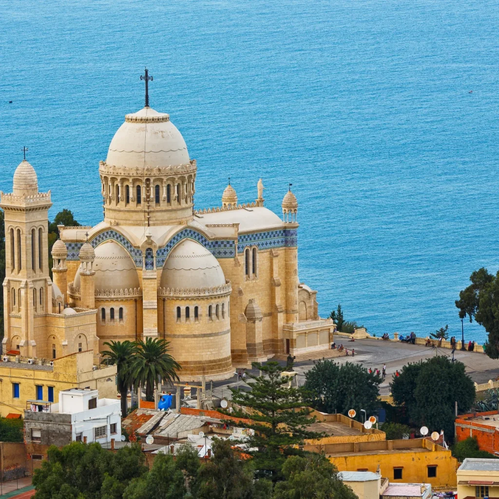 Basilique Notre-Dame d'Afrique surplombant la baie d'Alger et la Méditerranée