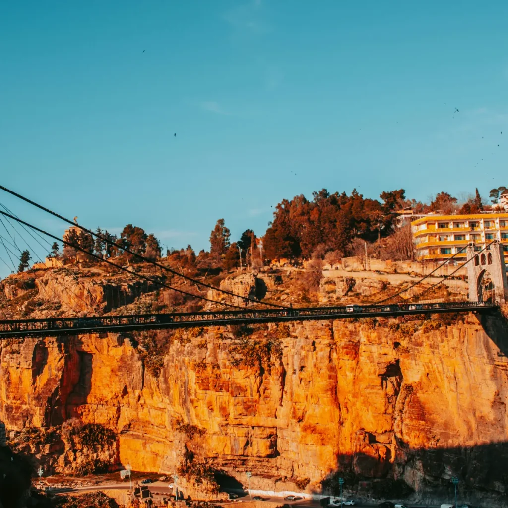 Pont suspendu de Constantine enjambant les gorges du Rhumel au coucher du soleil