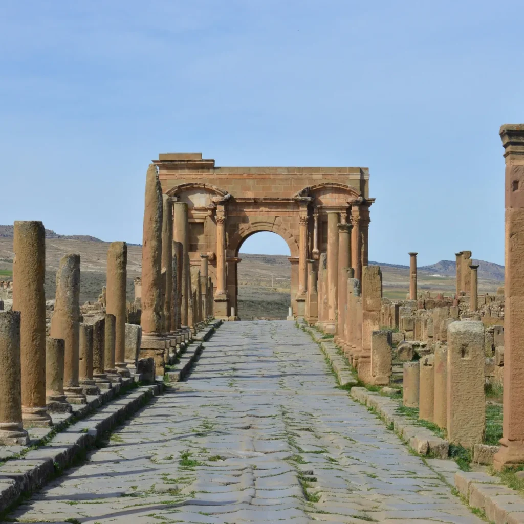 Arc de triomphe de Trajan et colonnes du decumanus de Timgad