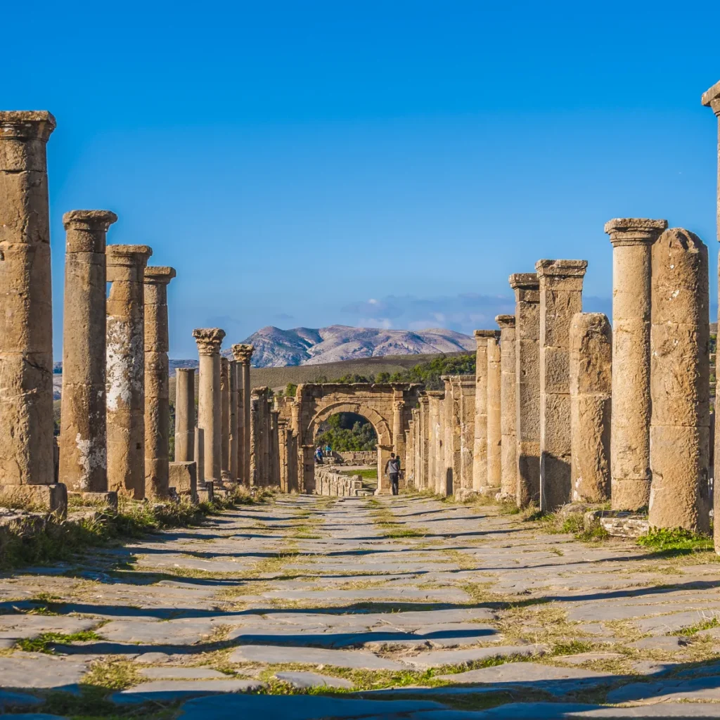 Colonnade et rue pavée de la cité romaine de Djemila, classée à l'UNESCO