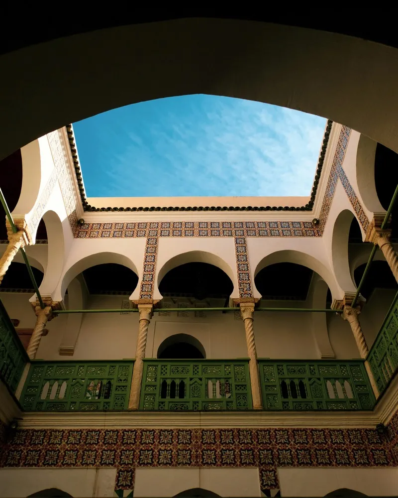 Cour intérieure traditionnelle de la Casbah d'Alger avec ses arches et mosaïques