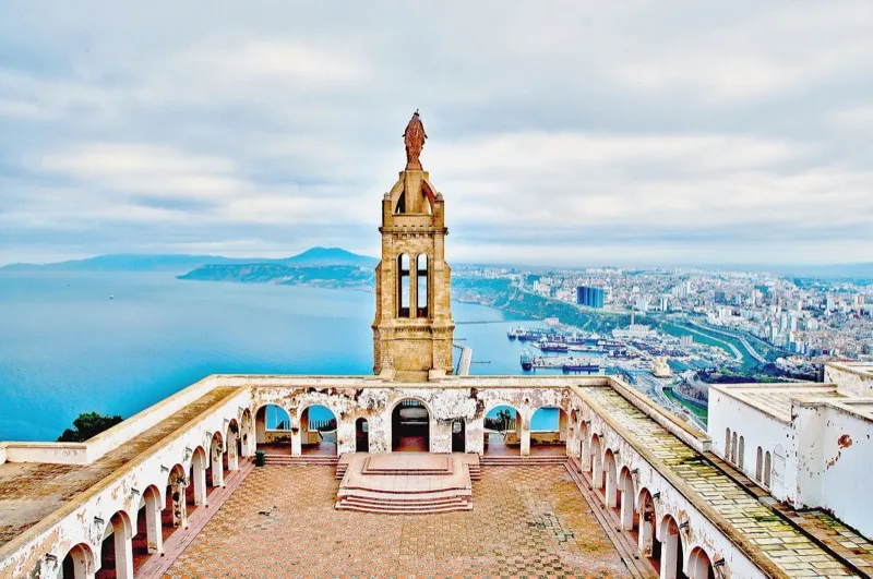 Chapelle Santa Cruz surplombant la baie d'Oran