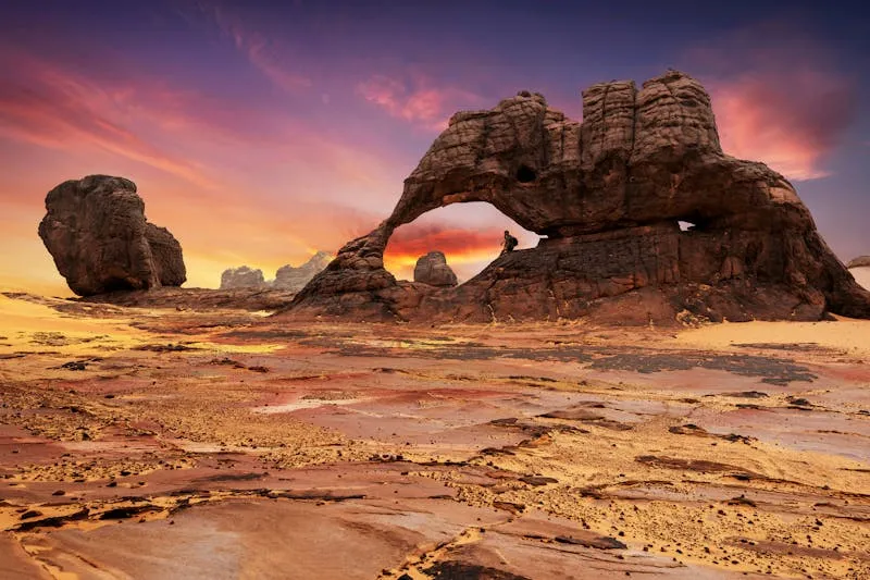 Formations rocheuses et dunes orangées du Tadrart Rouge près de Tamanrasset