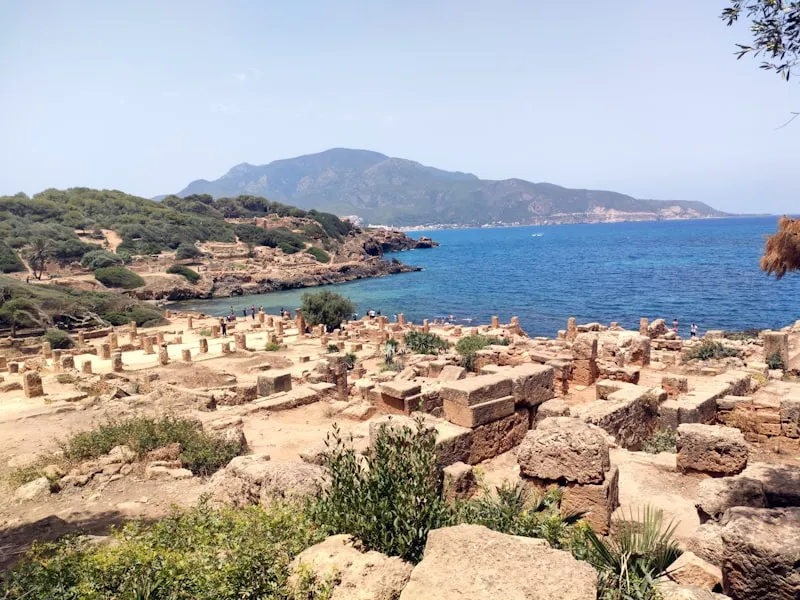 Ruines romaines antiques de Tipaza face à la mer Méditerranée